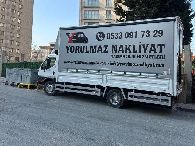 Yorulmaz Nakliyat kamyoneti şehir içinde