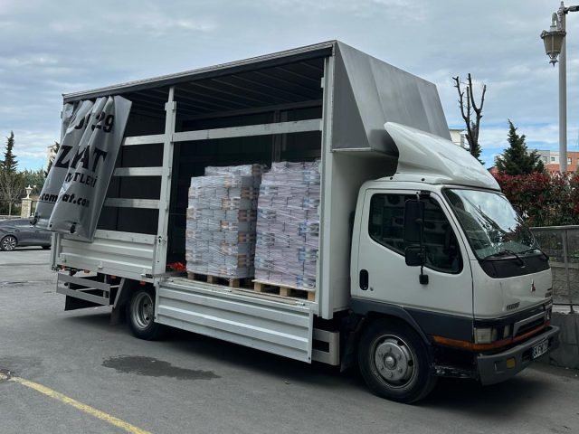 Yüklenmiş kapalı kasa kamyon, paketli eşya